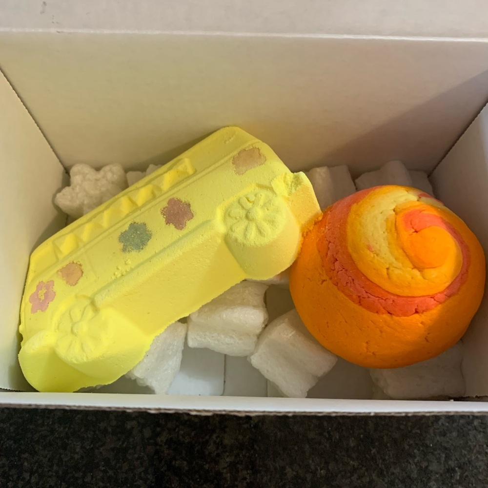 BNWT Lush Gift Set bath bomb and bubble bar
